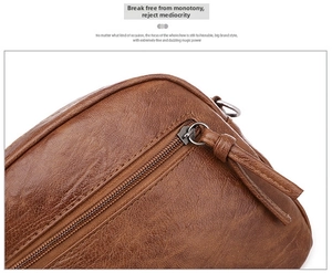 Détail du sac à main en cuir marron vintage avec fermeture éclair et boucle en D en métal