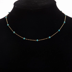 Détail du collier en acier inoxydable plaqué or 18K avec perles de pierre bleue