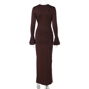 Vue détaillée des manches cloche et de la taille cintrée sur la robe maxi marron