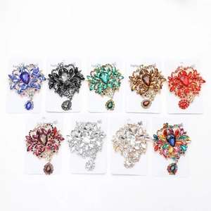 Disposition détaillée de neuf broches vintage en alliage avec diverses couleurs de cristal
