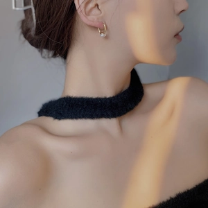Detail of 925 sterling silver gold U-shaped earrings with natural freshwater pearls