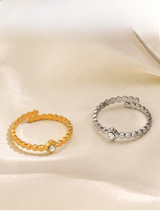 Dettaglio di anelli aperti regolabili in oro e argento con pietra solitaria quadrata