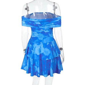 Détail de robe fleurie bleue à épaules dénudées avec dos smocké et ourlet à volants