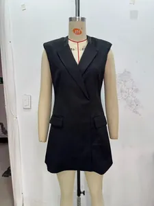 Dettaglio dell'abito blazer senza maniche con collo a rever e vestibilità sfiancata