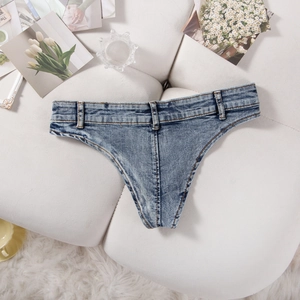 Vue à plat de mini-short en jean bleu sur fond doux avec fleurs décoratives élégantes