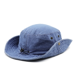 Détail d'un chapeau de soleil en denim bleu avec boutons pressions et cordon réglable