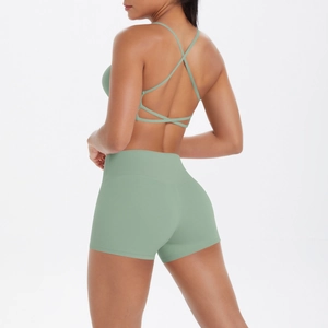 Vue arrière d'un ensemble de yoga vert sauge avec soutien-gorge croisé et short taille haute