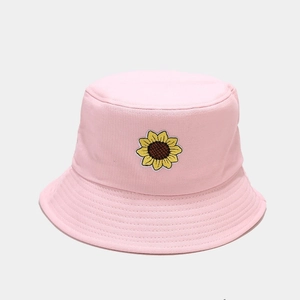 Dettaglio del cappello alla pescatora in tela rosa con ricamo floreale di girasole fine