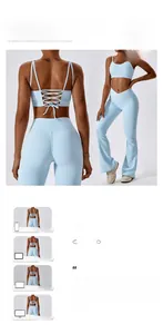 Détail de l'ensemble de yoga côtelé avec brassière croisée et pantalon évasé taille haute