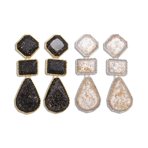 Boucles d'oreilles géométriques en résine avec feuilles d'or au design rétro carré