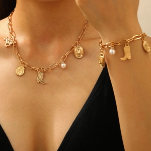 Ensemble collier et bracelet dorés de style western avec bottes de cowboy et perles