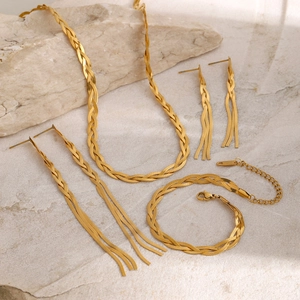 Parure de bijoux en acier inoxydable doré 18k avec chaîne tressée sur fond pierre