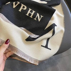 Écharpe jacquard à lettres noir et blanc avec franges en maille cachemire douce
