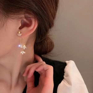 Elegante vergoldete Blatt-Quastenohrringe mit funkelnden Zirkonia-Steinen für Damen
