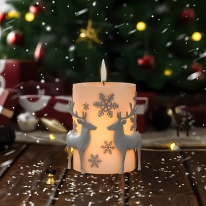Makro-Detail der Weihnachtskerze mit Rentier-Relief und warmer LED-Beleuchtung