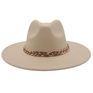 Detail of a beige fedora with a chunky rose gold chain on the wide brim band
