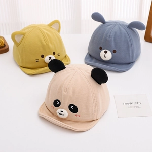 Détail de bonnets tricotés pour bébé avec oreilles d'animaux en jaune, bleu et beige
