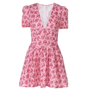 Vue détaillée d'une robe fleurie rose avec décolleté en V profond et nœud frontal
