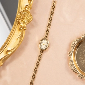 Elegant vintage gold quartz watch for women with an oval dial and a chic link bracelet