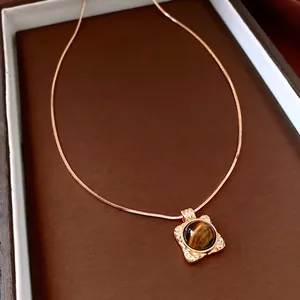 Collana vintage placcata oro 18K con ciondolo occhio di tigre e catena a serpente