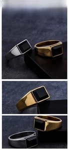Nahaufnahme quadratischer Siegelringe mit schwarzem Stein in Gold und Silber Edelstahl