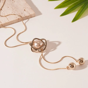 Sautoir vintage fleur dorée avec perles et strass sur chaîne serpent chic