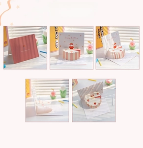 Biglietto d'auguri 3D dettagliato con design di torta alle fragole e ombre eleganti