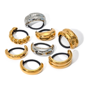 Set di 8 elastici per capelli oro e argento con texture metalliche su sfondo bianco