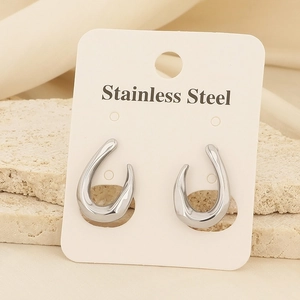 Boucles d'oreilles minimalistes en acier inoxydable argenté sur carte et support