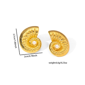 Detailansicht mit Maßen und Gewicht von goldenen Muschel-Ohrringen mit weißer Perle