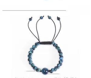 Dettaglio di perle occhio di tigre blu da 6 mm e 12 mm su bracciale intrecciato regolabile