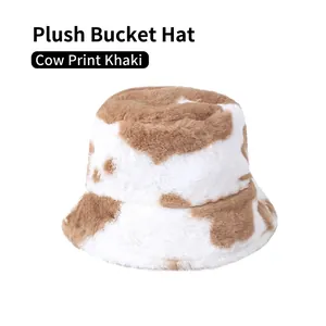 Détail du chapeau bob en peluche avec motif vache kaki et texture douce en fausse fourrure