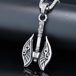 Pendentif hache double tranchant en acier inoxydable avec gravure de totem nordique
