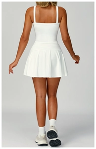 Vista posterior de conjunto de tenis blanco con top de cuello cuadrado y minifalda