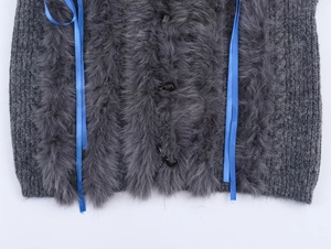 Detail von dunkelgrauem Strick-Hoodie mit Plüschbesatz, Hornknöpfen und blauen Bändern