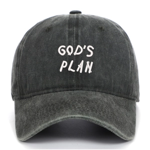 Détail de la broderie blanche GOD'S PLAN sur le tissu en coton noir délavé de la casquette
