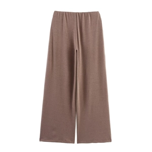 Detalle del tejido de punto y textura de los pantalones anchos marrones de alta calidad