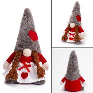 Vues détaillées du gnome de la Saint-Valentin avec cœur rouge et textures en fausse fourrure