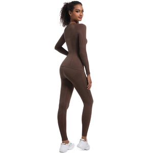 Dettaglio del set yoga marrone scuro senza cuciture con inserti in mesh sulla maglia