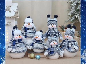 Dettaglio di accessori in maglia blu e grigia sulla collezione di 6 pupazzi di neve