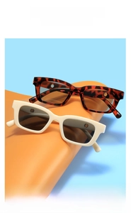 Vintage Kinder-Sonnenbrille in Schildpatt und Creme auf kreativem orangem Ständer
