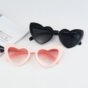Occhiali da sole alla moda a forma di cuore con montature nere e rosa