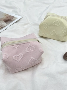 Trousse de maquillage minimaliste avec cœurs gaufrés en rose et beige