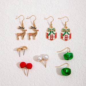 Set di orecchini di Natale con renne, scatole regalo, campanelli, perle e pompon