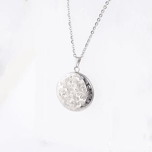 Vue macro détaillée des motifs gravés vintage sur le pendentif médaillon rond en acier