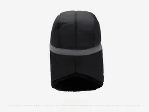 Vue arrière du bonnet thermique noir avec bande réfléchissante et doublure polaire