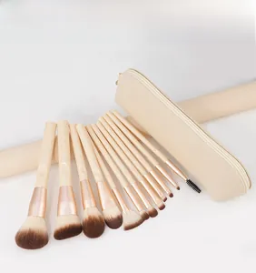 Dettaglio set di 13 pennelli da trucco beige con custodia in pelle su supporto espositivo
