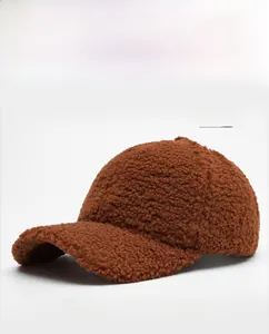Texture détaillée de la casquette baseball orange en polaire sherpa douce