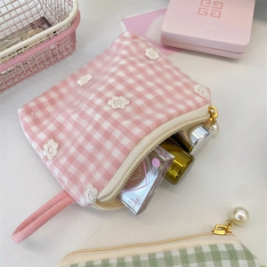 Pochette en dentelle à carreaux rose avec broderie florale et détail zip perle