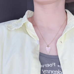 Detailansicht der Herz-Halskette mit rosa Marmor-Muschel und Goldkette am Model